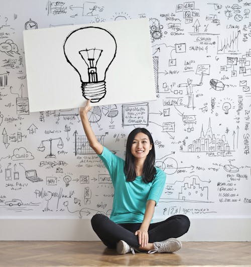 Persona concentrata al lavoro che supera la procrastinazione con strategie pratiche