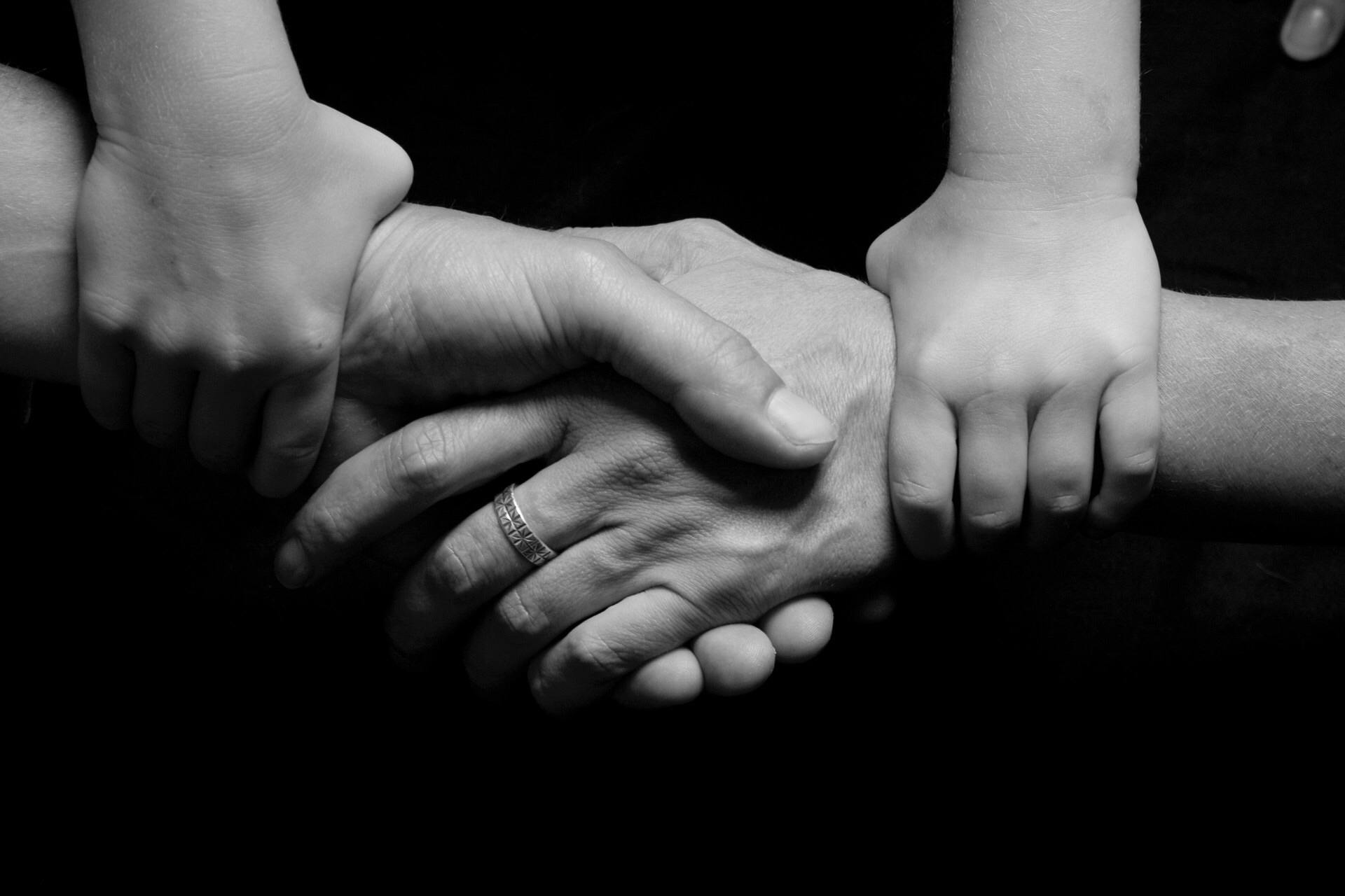 La comunicazione assertiva costruisce ponti di rispetto reciproco Mani che si stringono simbolo di comunicazione rispettosa