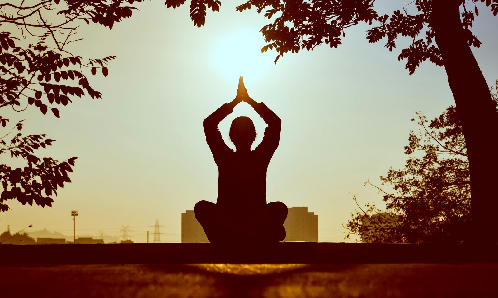 Persona che pratica meditazione per calmare la mente dall'overthinking