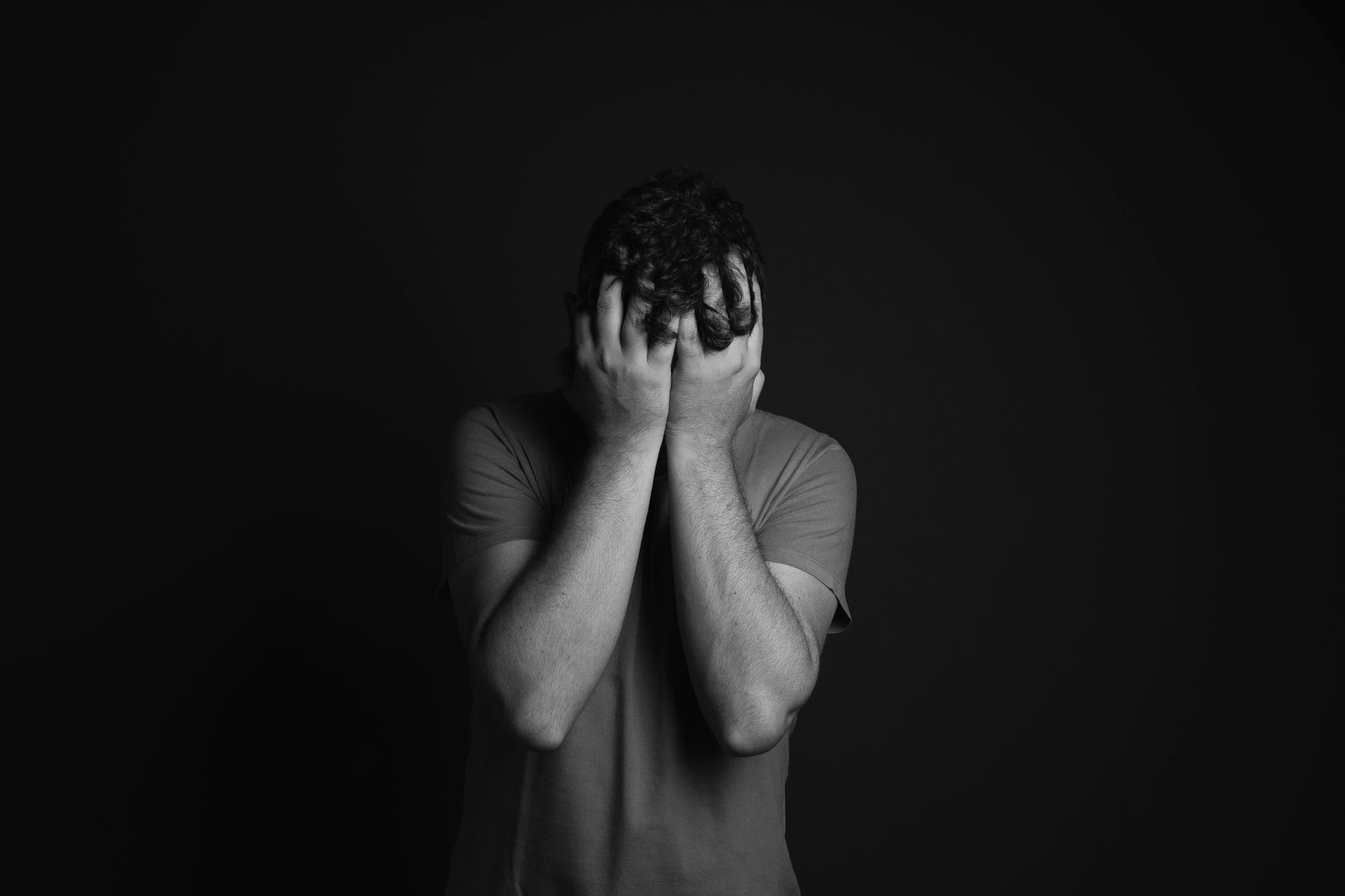 Persona stressata al lavoro che cerca strategie per gestire la pressione