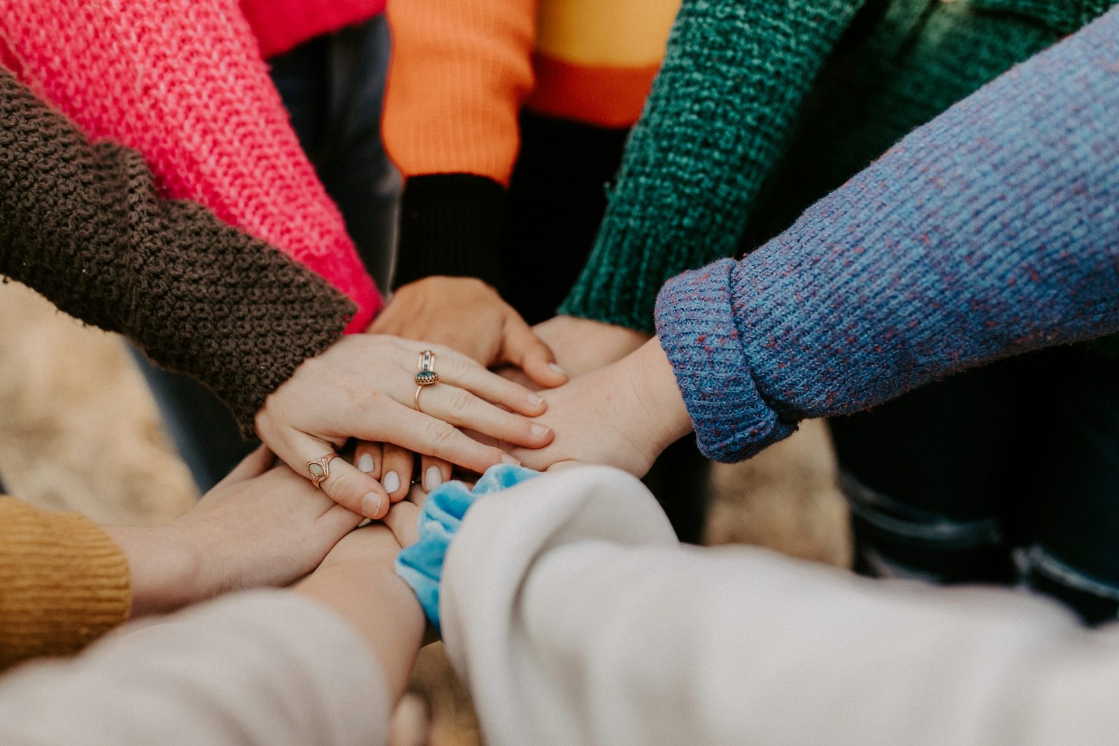 Gruppo di persone che collaborano con empatia e intelligenza emotiva